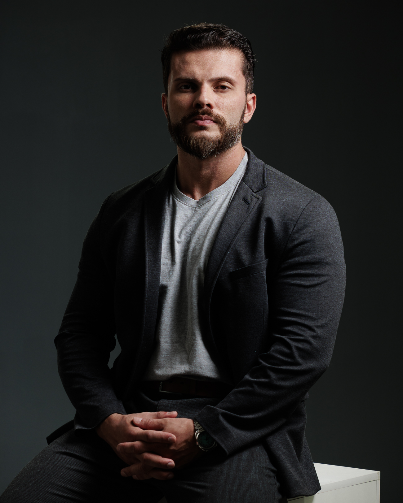 Dr. Ostemir Bacchetti, nutricionista, em retrato editorial de estúdio